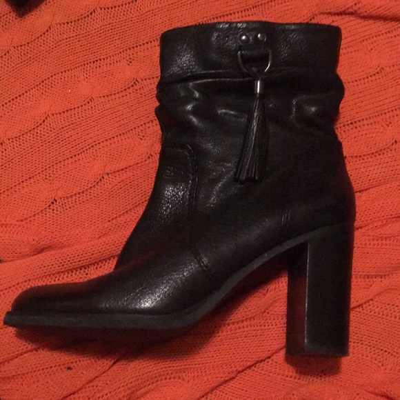 Fierce black bootie! Leather with tassel detail. - Picture 5 of 6